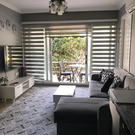 Apartment 2 Bedroom Apt With Air Con & Sea View 1 Min To Sea Excellent Central Location